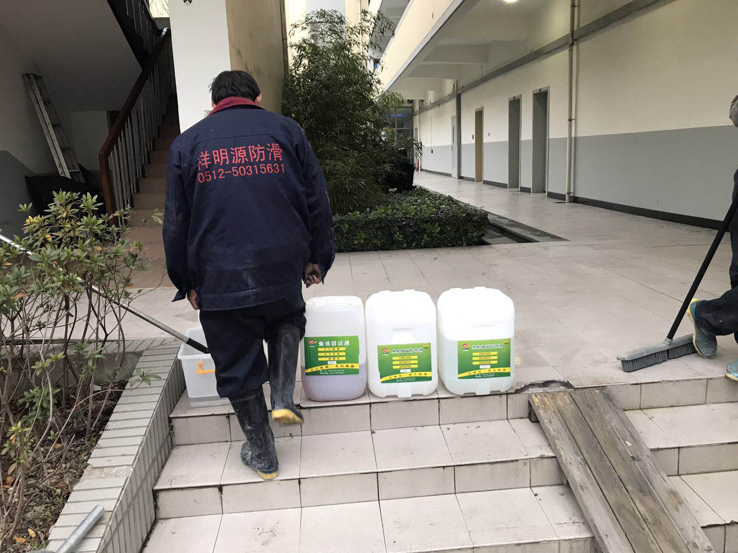 學(xué)校瓷磚防滑